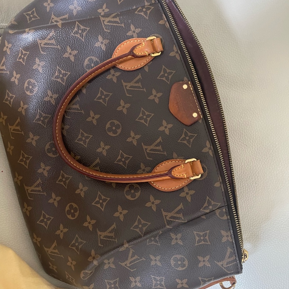 A beautiful large Louis Vuitton Purse.